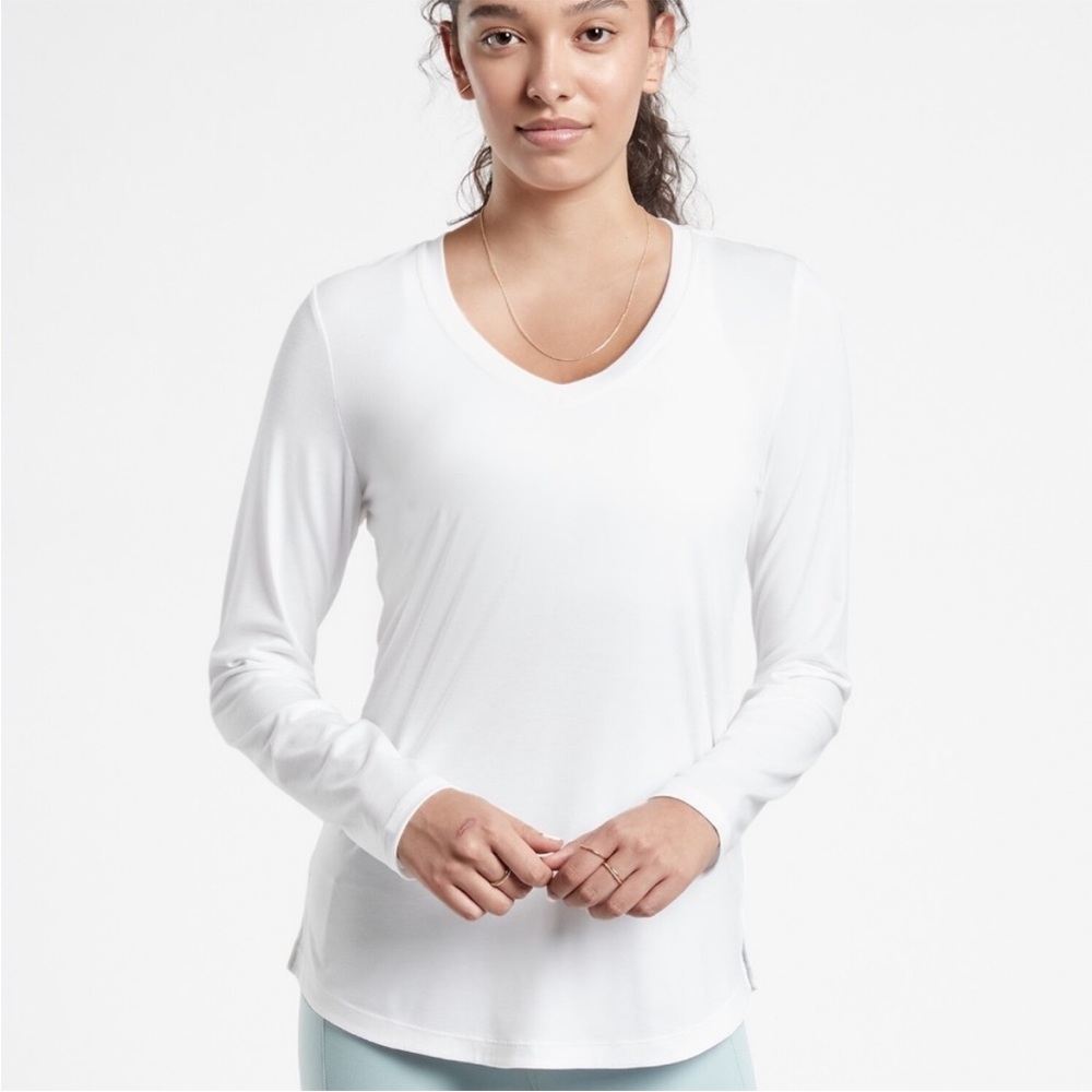 NWOT Athleta Essential V-Neck Top
